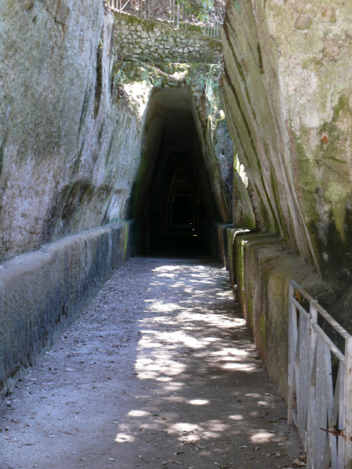 korytarz ma dług. 44m, ma sześć szybów wentylacyjnych, #Campania #Neapol #Włochy