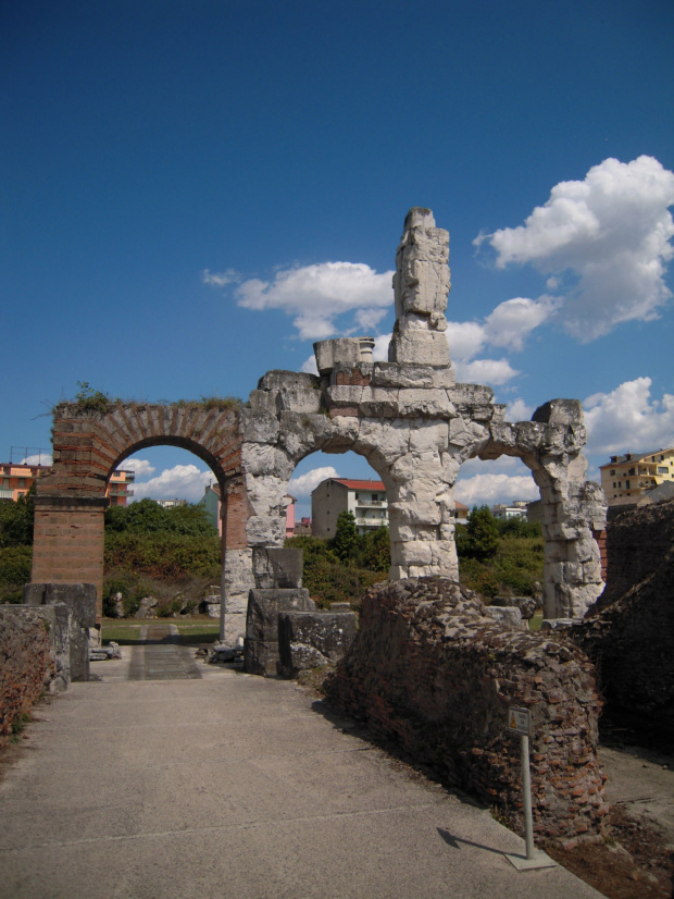 Oryginalnie wysoki na 44 m amfiteatr był zbudowany z kamienia z Monte Tifata. #Campania #Neapol #Włochy