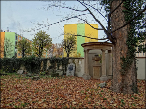 Zabytkowy cmentarz przy Kościele Pokoju w Świdnicy, wpisanym na Listę Światowego Dziedzictwa Kultury UNESCO. Cmentarz funkcjonował w latach 1654-1957. #DolnyŚląsk #Świdnica #zabytki #cmentarz #KościółPokoju #UNESCO #Schweidnitz