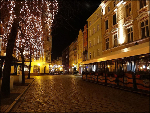 Świdnica. Rynek w świątecznej iluminacji - fragment pierzei południowej, w głębi - ulica Długa #DolnyŚląsk #rynek #Schweidnitz #starówka #Świdnica #święta #zabytki