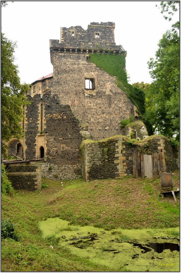 Zamek Grodziec - późnogotycki zamek położony
w pobliżu wsi Grodziec, w gminie Zagrodno,
na szczycie wzniesienia o tej samej nazwie.
Pierwsza potwierdzona wzmianka o Grodźcu
pochodziła z 23 kwietnia 1155r.
W XIV i częściowo XV w. zamek stanowił
własność...