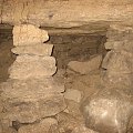 Kamienne słupy podtrzymujące strop
