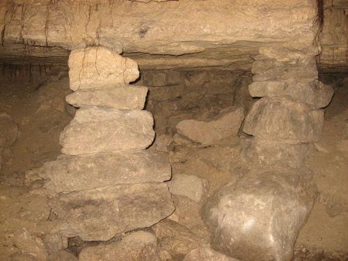 Kamienne słupy podtrzymujące strop