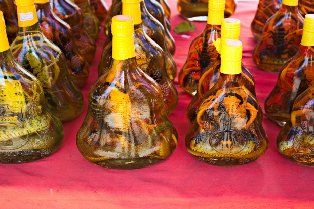Wężowe trunki na bazarze w Laosie #azja #tajlandia #laos #alkohol #wąż