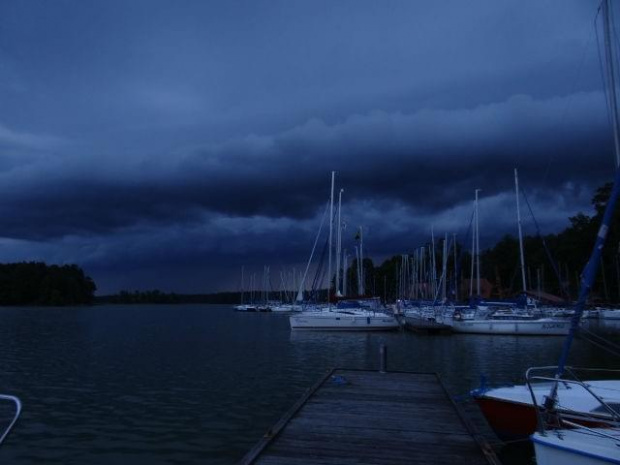 Burza 'Pod Dębem' #Mazury #pies #sznaucer #wakacje #żagle