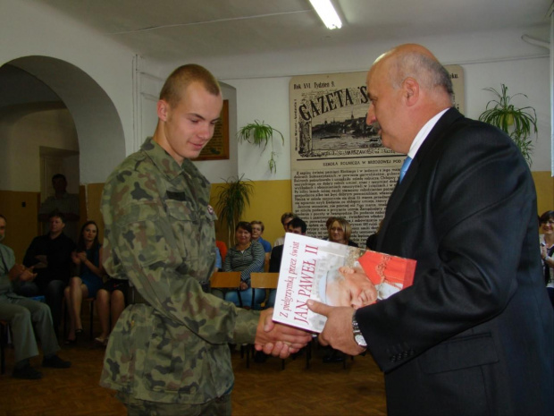 Uroczyste zakończenie roku szkolnego stało się okazją do wręczenia świadectw oraz nagród dla najbardziej zasłużonych uczniów. A teraz wakacje............ do miłego :-) #Sobieszyn #Brzozowa