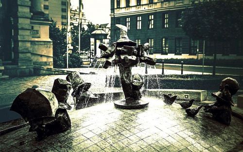 KRASNALE WODNE - fontanna przed Teatrem Lalek, pl. Teatralny 4