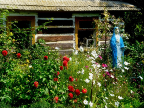 podkarpackie ogródki #ogrod #kwiaty #chaty #rzeźby