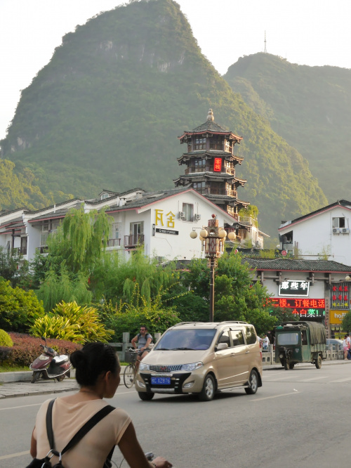 Zabudowa na tle charakterystycznych gór w Yangshuo