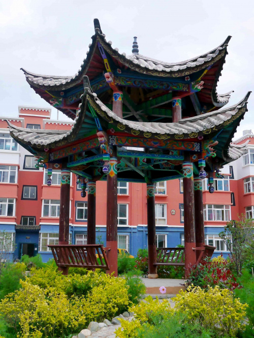 Podwórko nowoczesnego osiedla w Szangri-la (Tybet)