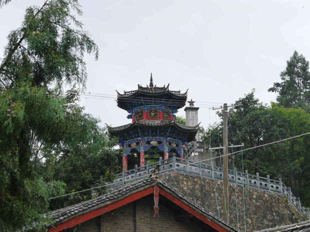 Za pagodą pomnik (z gwiazdą) przy zakręcie na rzece Jangcy