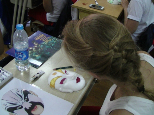 Malowanie chińskich masek i występ w liceum w Szanghaju.