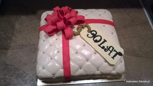Tort prezent dla solenizantki #prezent #TortyOkazjonalne #kokarda #tort #torty #TortPikowany