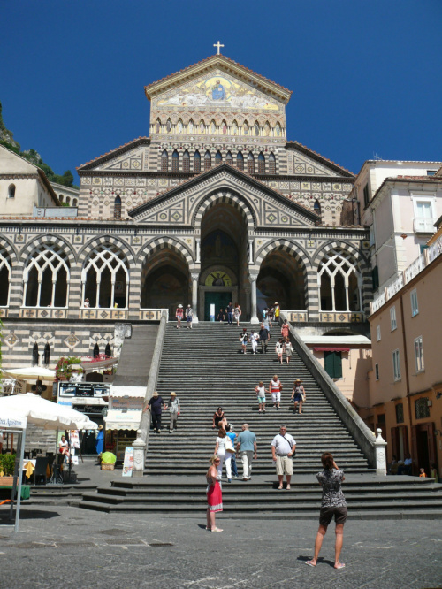 Śliczna Katedra amalfijska i prowadzące do niej imponujące schody #Campania #Neapol #Włochy #WybrzeżeAmalfii