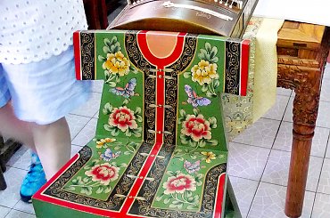 Piękne krzesełko, a w tle instrument, na którym grała gospodyni (w pekińskich hutongach) #Chiny