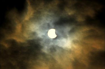 Zaćmienie słońca obserwowałam nad morzem ... tak się zaczęła wędrówka księżyca o godz 10:37 #ZaćmienieSłońca