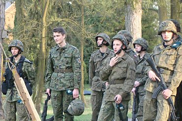 Gimnazjum na manewrach u nas zagościło
Trzydziestu "dzieciaków" fajnie się bawiło #Sobieszyn