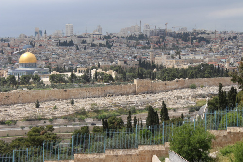 Widok na najdroższy cmentarz na świecie - w oddali widoczna strówka Jerozolimy #Izrael #Jerozolima