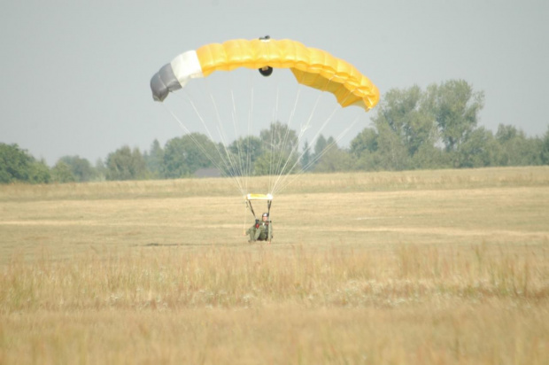 Szkolenie spadochronowe i skoki uczniów Zespołu Szkół im. Kajetana hr. Kickiego w Sobieszynie